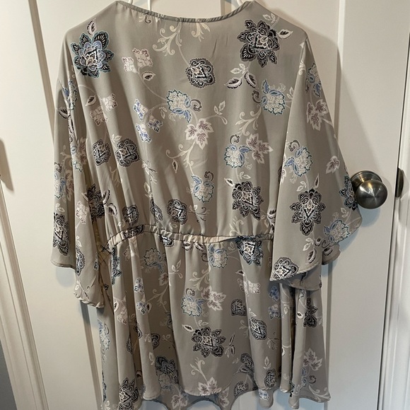 Torrid Women’s Plus Gray paisley blouse size 3x - Picture 2 of 5